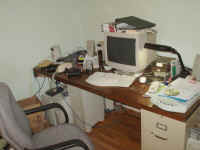 desk.jpg (47038 bytes)